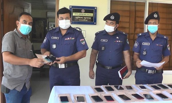 সাতক্ষীরায় পুলিশের অভিযানে এক মাসে ৩৭ টি মোবাইল উদ্ধার