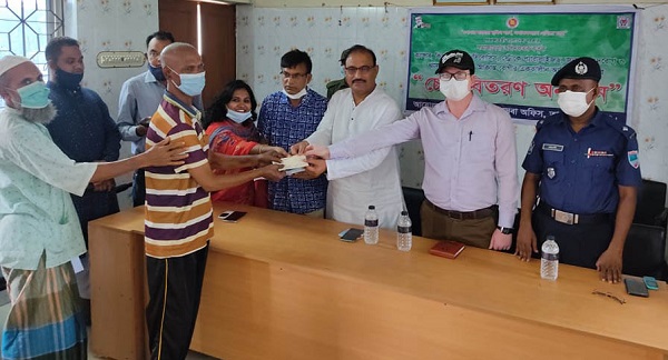 তালায় বিভিন্ন রোগিদের আর্থিক সহায়তার চেক বিতরণ