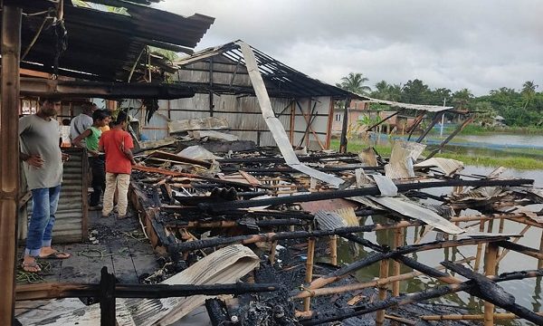 তালায় আগুনে পুড়ে ৫ টি দোকান ভস্মীভূত! ১০ লক্ষ টাকার ক্ষতি