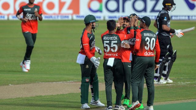 ৬০ রানে গুটিয়ে গেলো কিউইরা