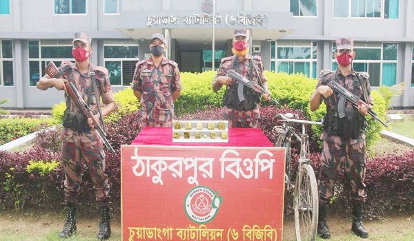 আড়াই কোটি টাকার স্বর্ণের বার ফেলে পালালেন পাচারকারী