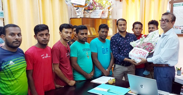 নবনিযুক্ত অধ্যক্ষ প্রফেসর শরীফ আতিকুজ্জামান-কে বিএল কলেজ ছাত্রদলের ফুলেল শুভেচ্ছা