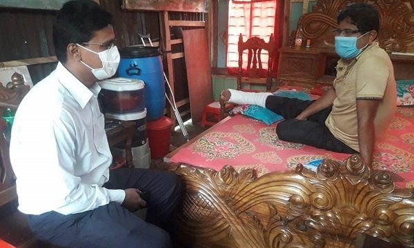 চিতলমারীতে সাংবাদিক পংকজ মন্ডলের শয্যাপাশে ইউএনও লিটন আলী