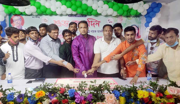 প্রধানমন্ত্রীর জন্মদিন উপলক্ষে মুহসিন কলেজ ছাত্রলীগের কেক কাটা ও বৃক্ষরোপন কর্মসূচী