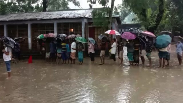 খুলনায় বৃষ্টি উপেক্ষা করে কেন্দ্রে ভোটাররা