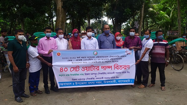 চিতলমারীতে মৎস্য চাষীদের সেচ পাম্প বিতরণ