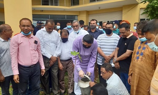 বৃক্ষগুলি ফুলে ও ফলে সমৃদ্ধ হয়ে বঙ্গবন্ধু ও তাঁর পরিবারের সকল শহীদদের স্মৃতি ধারন করবে : সেখ সালাহ উদ্দীন জুয়েল এম.পি