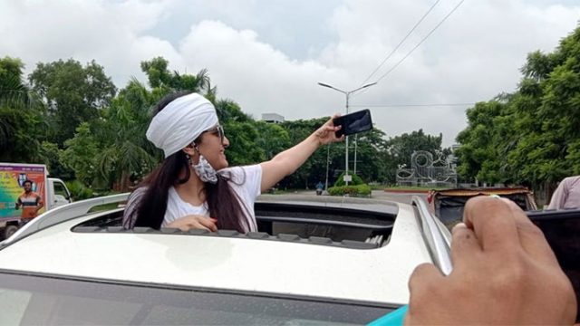 কারামুক্ত হয়ে ভক্তদের সঙ্গে পরীমণির সেলফি