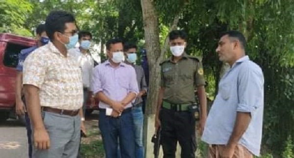 ডুমুরিয়ায় মাছের ঘেরে পোল্ট্রি লিটার ব্যবহার করায় ভ্রাম্যমান আদালতের জরিমানা