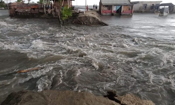 আশাশুনি প্রতাপনগরে খোলপেটুয়া নদী বাঁধ ভেঙ্গে পাঁচ গ্রাম প্লাবিত