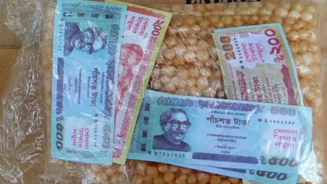 আলফাডাঙ্গায় চিপসের প্যাকেটে নমুনা টাকা