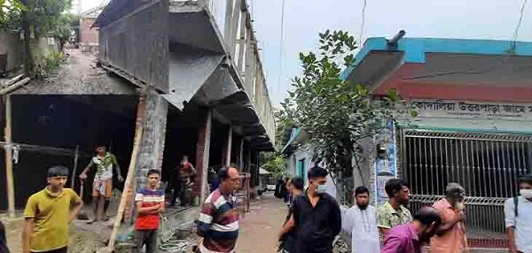 মোল্লাহাটে সরকারি রাস্তা দখল করে ভবন নির্মাণের অভিযোগ, ক্ষুদ্ধ এলাকাবাসি