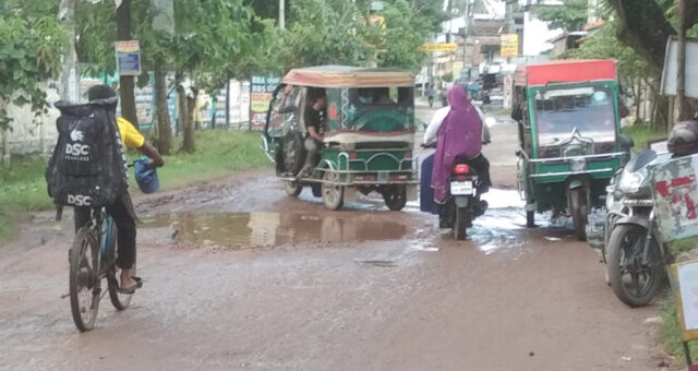 বিএল কলেজ সড়কটি খানাখন্দে বেহাল, চলাচলে দুর্ভোগ