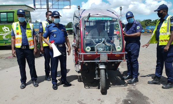 ফকিরহাটে মহাসড়কে থ্রি-হুইলার চলাচল বন্ধে হাইওয়ে থানা পুলিশের অভিযান শুরু