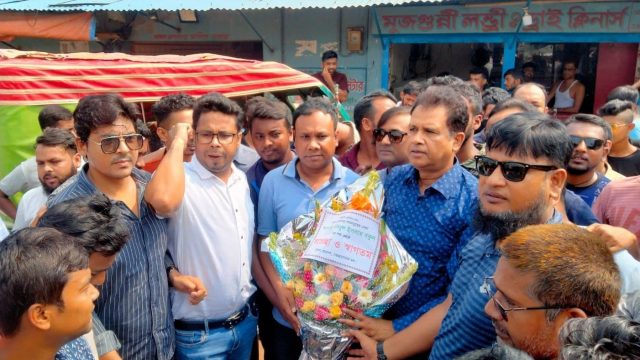 সাবেক ছাত্রনেতা আজিজুল বারী হেলালকে ফুলের শুভেচ্ছা