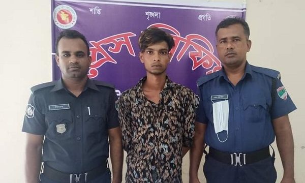 মোল্লাহাটে চোলাই মদসহ যুবক আটক