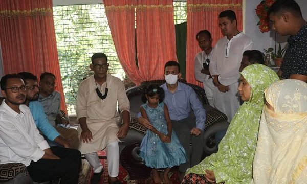 প্রয়াত ছাত্রদল নেতা এস এম কামালের পরিবারের পাশে বিএনপি নেতা রকিবুল ইসলাম বকুল