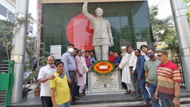 জাতির জনকের ভাস্কর্যে বিএফইউজে’র খুলনার নেতৃবৃন্দের শ্রদ্ধা