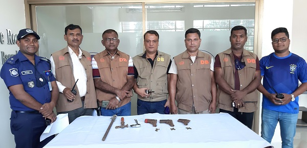 বাগেরহাটে পিস্তল-চাইনিজ কুড়াল ও গুলি উদ্ধার, আটক ২