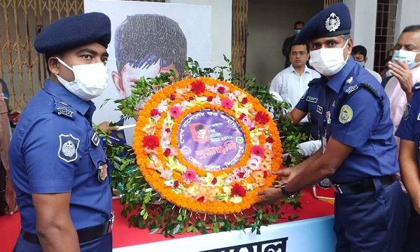 পিরোজপুর জেলা পুলিশ কর্তৃক শহীদ শেখ রাসেল এঁর প্রতিকৃতিতে পুষ্পস্তবক অর্পণ
