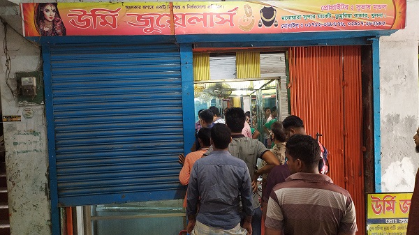 ডুমুরিয়া বাজারে ঊর্মি জুয়েলার্স দুর্ধর্ষ চুরি