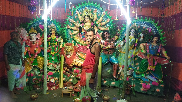 ডুমুরিয়া টিপনা পাল পাড়া সার্বজনীন দুর্গাপূজাকে আনন্দমুখর করে তুলতে পূজা মণ্ডপগুলো বর্ণাঢ্য সাজে সজ্জিত
