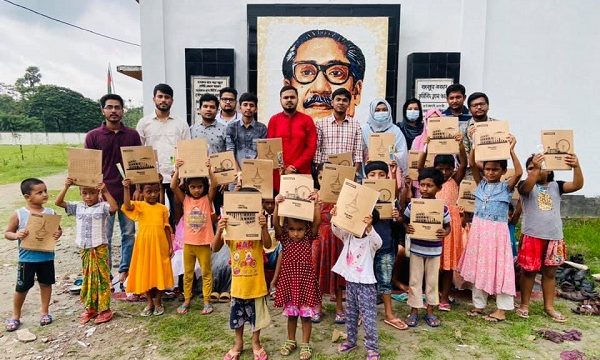 শেখ রাসেলের জন্মদিনে বাংলাদেশ ছাত্রলীগ খুলনা কৃষি বিশ্ববিদ্যালয়ের শিক্ষা উপকরণ বিতরণ