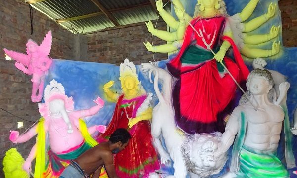 মোরেলগঞ্জে ৭২টি পূজা মন্ডপে হচ্ছে শারদীয়া  দূর্গোৎসব, সর্বশেষ চলছে রং তুলির কাজ