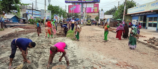 খুলনায় এবার ভুক্তভোগী ব্যবসায়ী ও এলাকাবাসীর উদ্যোগে সড়ক সংস্কার