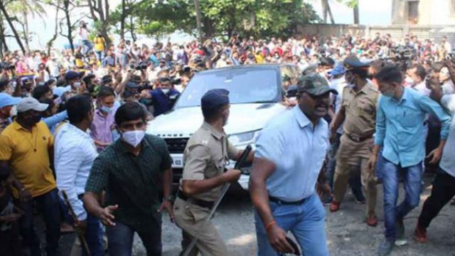 মান্নাতে আরিয়ানকে স্বাগত জানাতে মানুষের ঢল