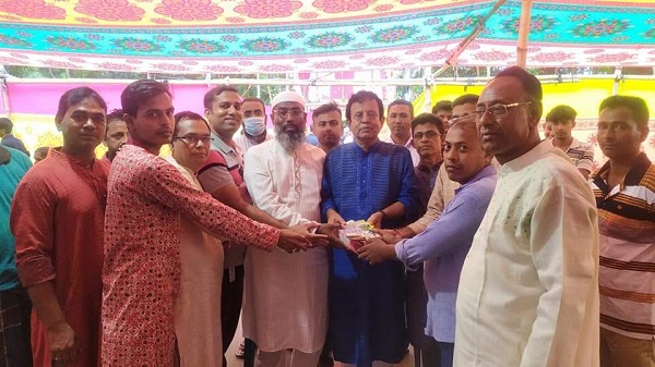 চিতলমারীতে ১৫৩ দুর্গা মন্দিরে এমপি শেখ হেলাল উদ্দীনের অনুদান প্রদান