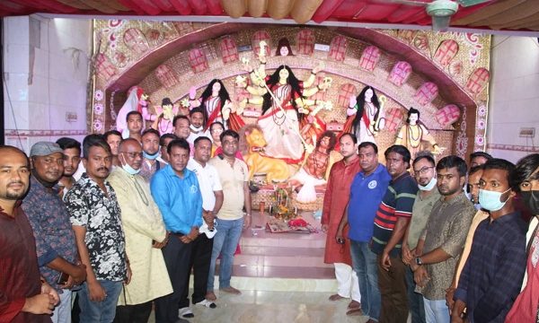 দূর্গা পূজার মন্দির পরিদর্শন কালে নগর যুবলীগ নেতৃবৃন্দ কঠোর হাতে সকল সাম্প্রদায়িক শক্তি প্রতিহত করা হবে