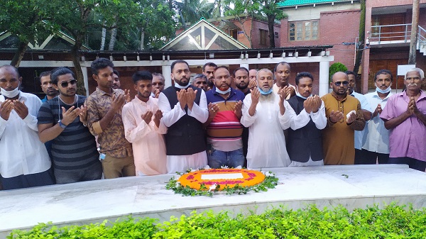 চিতলমারীর নবনির্বাচিত ইউপি সদস্যের জাতির জনকের মাজারে শ্রদ্ধা নিবেদন