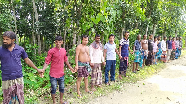 চিতলমারীতে মাছ চুরির বিচার দাবীতে এলাকাবাসীর মানববন্ধন