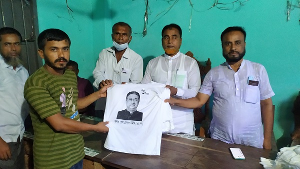 চিতলমারীতে দুর্গা মন্দিরের পূজারীদের মধ্যে গেঞ্জি বিতরণ