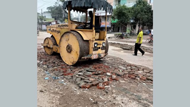 অবশেষে নতুনরাস্তার বেহাল সড়কের সংস্কার