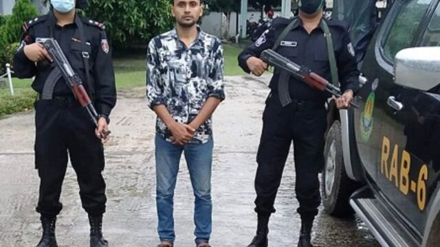 খুলনায় এনআইডি কার্ড ও বিশ্ববিদ্যালয়ের সনদ জালিয়াতি চক্রের সদস্য আটক