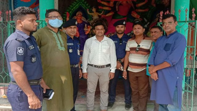 দেবহাটায় ওসির বিভিন্ন পূজামন্ডপ পরিদর্শন