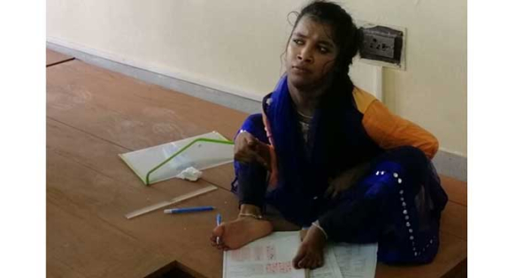 পা দিয়ে লিখে ঢাবির ভর্তি পরীক্ষায় অংশ নিলেন সুরাইয়া