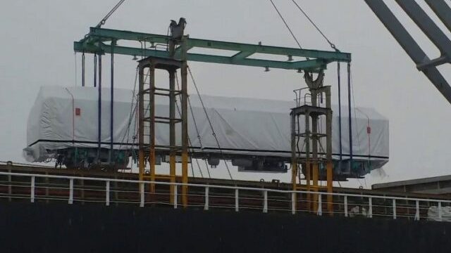 মেট্টোরেলের আরো ৪ ইঞ্জিন ও ৮ কোচ মোংলা বন্দরে