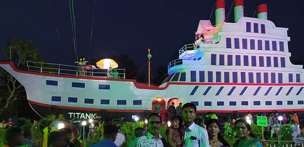 সাতক্ষীরায় টাইটানিকের আদলে পূজা মন্ডপ, ভক্ত ও দর্শনার্থীদের ভিড়