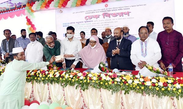 খুলনায় শ্রমিকদের মাঝে কোটি টাকা সহায়তা দিলেন শ্রম প্রতিমন্ত্রী