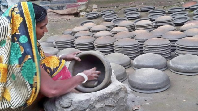 চরম দুর্ভোগে খুলনার মৃৎশিল্পের কারিগরেরা