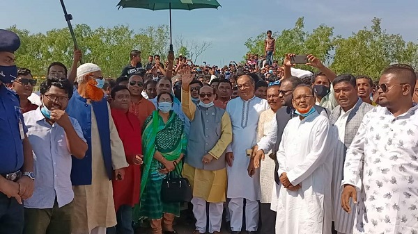 লাখো মানুষের উচ্ছ্বাসের মধ্য দিয়ে রায়েন্দা ও মাছুয়া ফেরী চলাচল শুরু