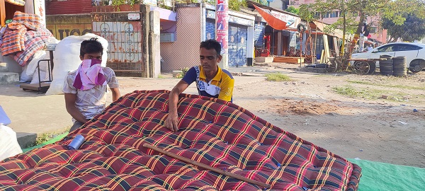 শিতের আগমনে ব্যাস্ত সময় পার করছেন লেপ-তোষক তৈরির কারিগররা