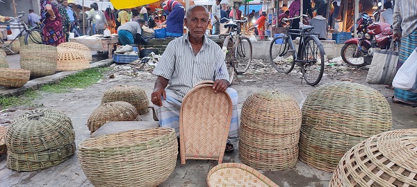 হারিয়ে যাচ্ছে খুলনার ঐতিহ্যবাহী বাঁশ শিল্পের সামগ্রী