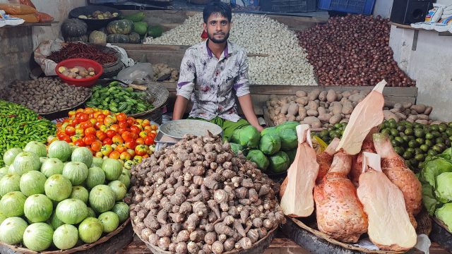কাঁচা বাজারে সিন্ডিকেট, বিক্রেতার দাবি সবজির দাম কম