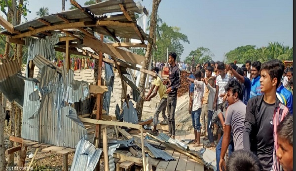 শরণখোলায় ফেরিঘাটের টোলঘর ভেঙ্গে গুড়িয়ে দিল বিক্ষুব্ধ জনতা