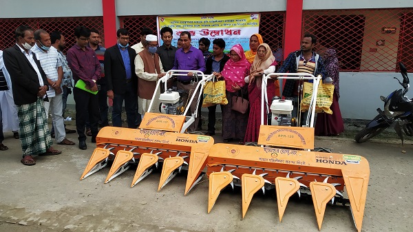 মোরেলগঞ্জে কৃষকদের মাঝে ২০টি মেশিন ও সার বীজ বিতরণ