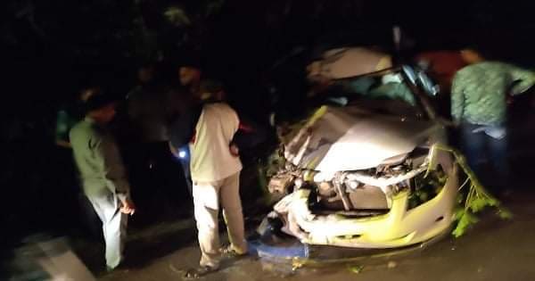 খুলনায় বাস-প্রাইভেটকার মুখোমুখী সংঘর্ষে নিহত ১